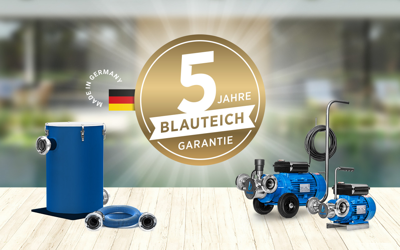 Blauteich 5 Jahre Garantie mit Produkten auf einem Steg am Teich - teichschlammsauger.de