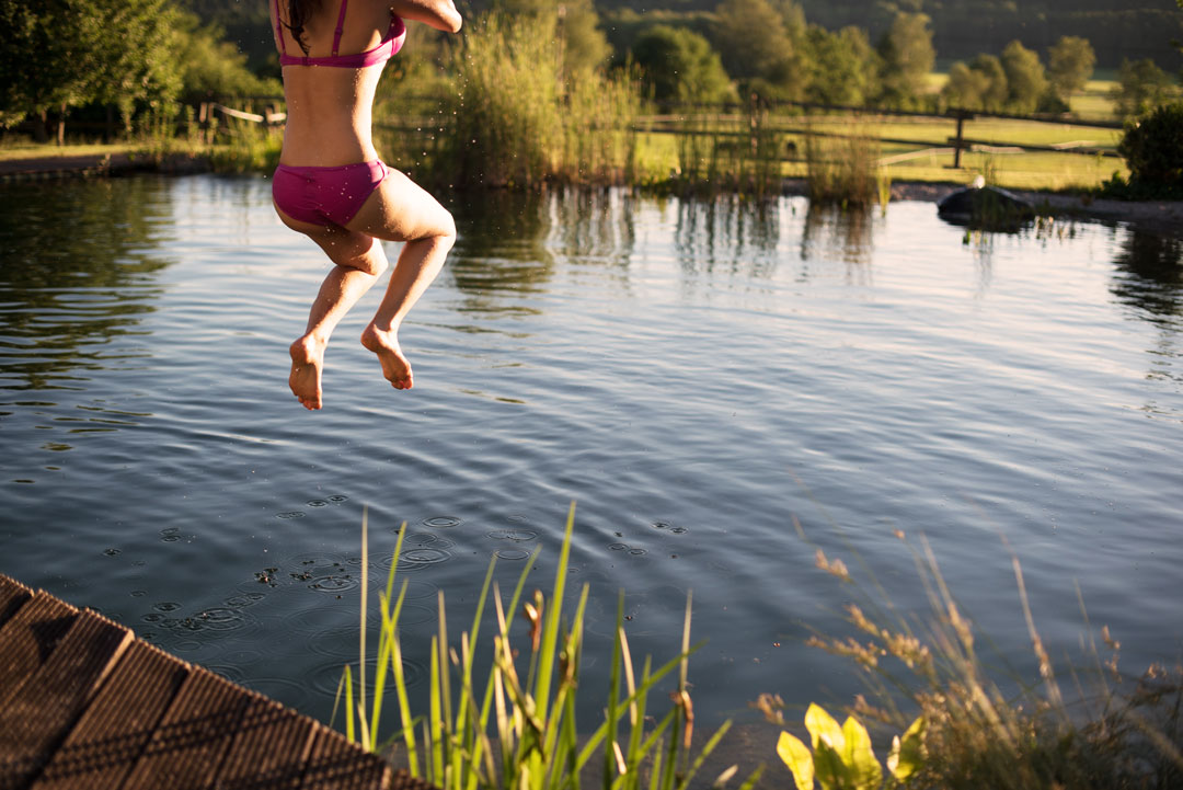 Mädchen springt in Schwimmteich - teichschlammsauger.de
